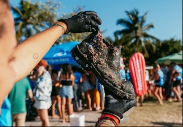 Limpeza de praia por viajantes: trabalho em troca de hospedagem tem aberto novas frentes de oportunidades no setor turístico