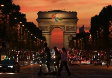 O palco é a cidade de Paris