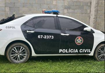 Carro tinha inscrições da Polícia Civil, sirene e giroflex