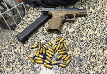 Arma com kit rajada foi apreendida após fuga e busca em terreno no bairro Lagomar