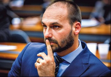 Em março deste ano, Eduardo pediu licença de 122 dias do mandato parlamentar e foi morar nos Estados Unidos