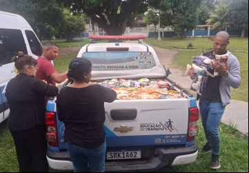 Alimentos doados pelos participantes da corrida Maio Amarelo foram entregues em duas instituições
