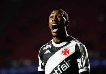 Rayan celebra gol marcado pelo Vasco no Morumbis