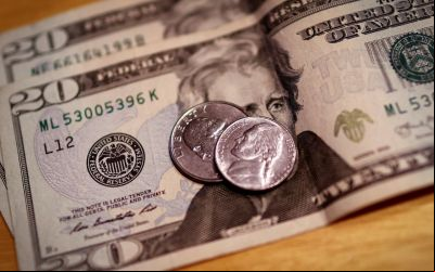 Dólar cai para R$ 5,53 após queda da inflação nos EUA